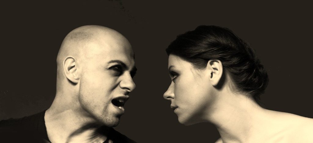 言い争う男性と女性