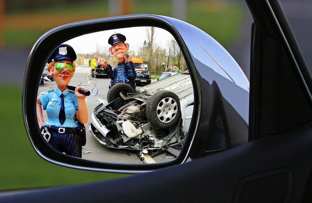 事故現場と警官