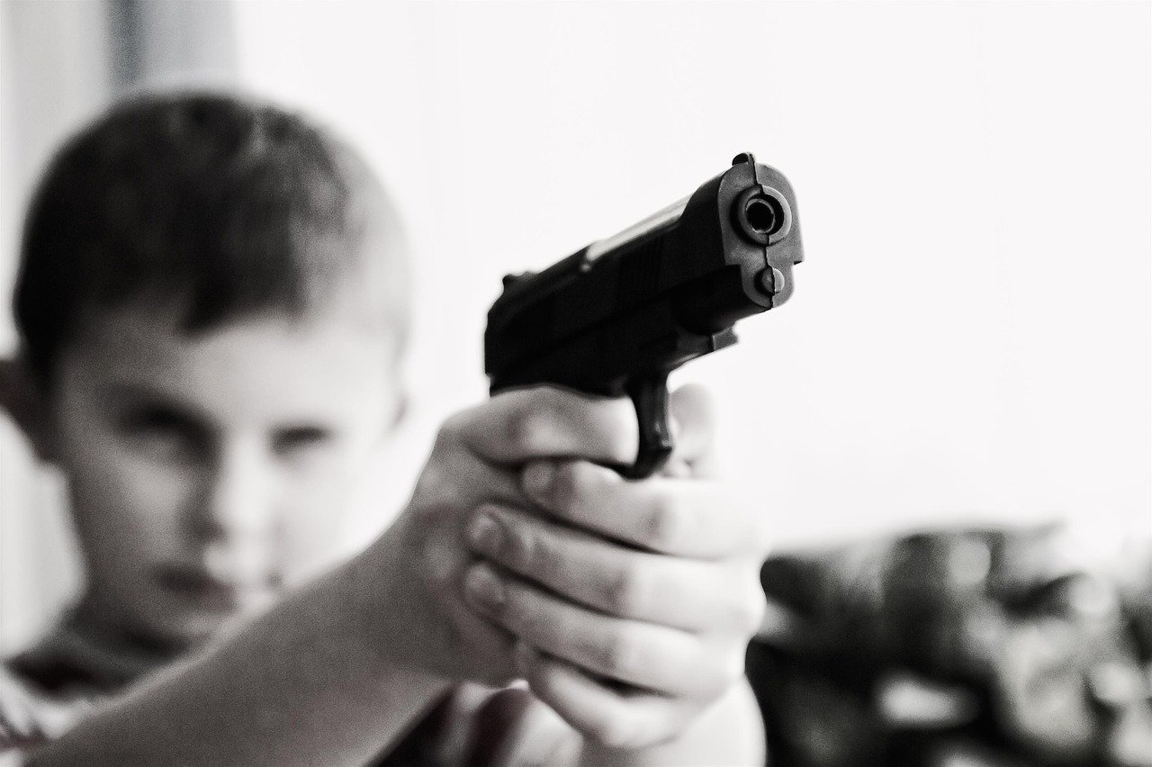 武器　暴力　子供