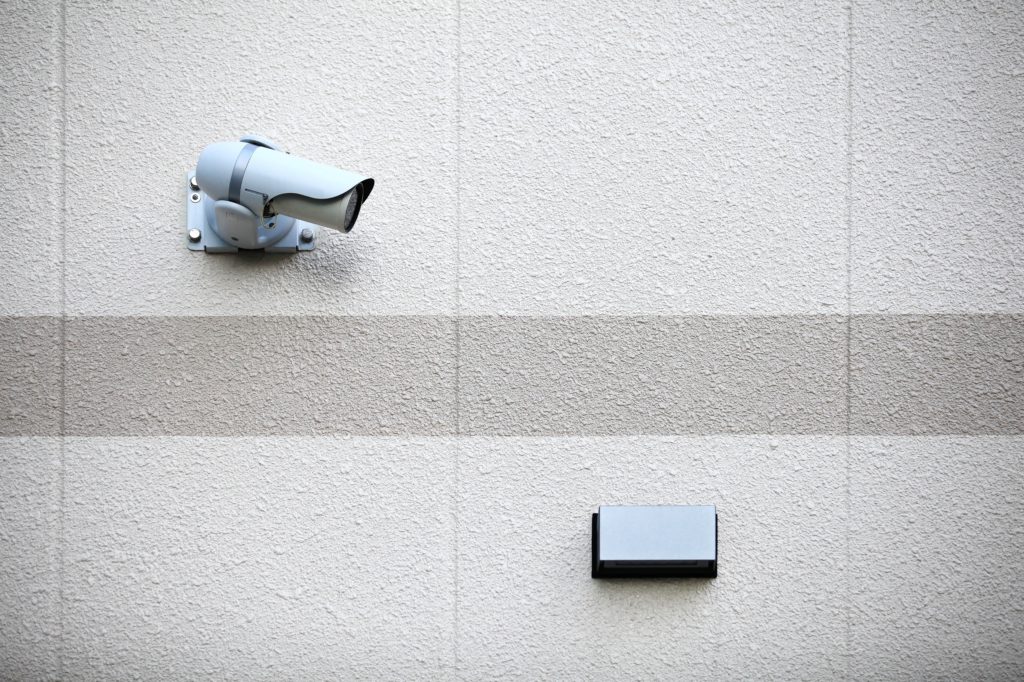 壁に設置された防犯カメラ