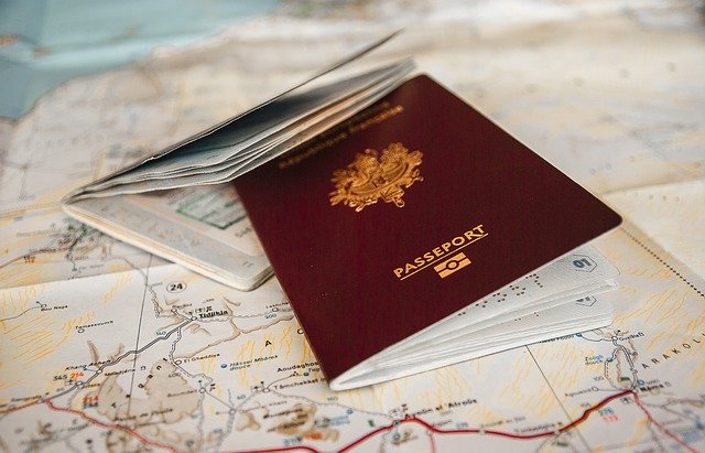 地図の上にあるパスポート